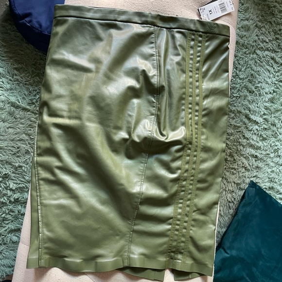 Two piece adidas x Ivy Park Skirt and Bodysuit Halls of Ivy set - Picture 2 of 8